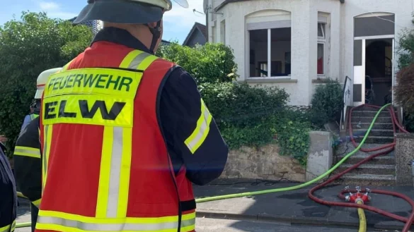 Die Freiwillige Feuerwehr Bad Salzuflen hat den Brand in einer Erdgeschosswohnung in der Hermannstra&szlig;e schnell unter Kontrolle. Verletzt wurde zum Gl&uuml;ck niemand. - &copy; Daniel Hobein/Feuerwehr Bad Salzuflen