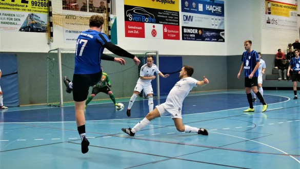 Jerxens Dennis Bechthold zieht ab und trägt mit dazu bei, dass der SV Eintracht den Sprung in die LZ-Cup-Endrunde nach Lemgo schafft. - © Jörg Hagemann