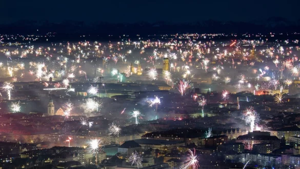 Feuerwerk - &copy; Foto: Matthias Balk/dpa/Archivbild