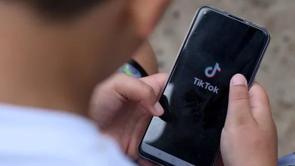 Suchtfaktor Tiktok: Künftig sind Kinder und Jugendliche auf der App auch noch mit einem nahezu unbegrenzten Einkaufsangebot konfrontiert. Altersbegrenzungen wirken nur bedingt. - © dpa
