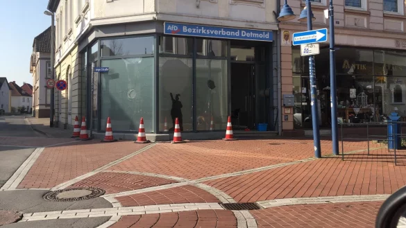 Im B&uuml;ro der AfD in Lage wurden alle Scheiben eingeschlagen. - &copy; Deler Azm