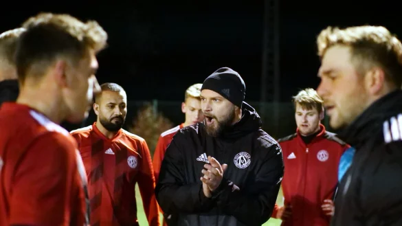 Auf Thore Eitner h&ouml;ren die Kicker des TuS Rot-Wei&szlig; Grastrup-Retzen. - &copy; J&ouml;rg Hagemann