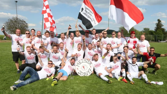 Aufsteiger aus Laßbruch/Silixen: Es jubeln Trainer Maik Grenner, Betreuer Markus Krause und LotharBock sowie die Spieler Leon Behrens, Andre Bock, Felix Bode, Jan Friedrichs, Viktor Hamm, Jann Helmker, Lucas Hentschel, Jan Hoffmann, Fabio Hubert, Kevin Kirsch, Denis Kölling, Niklas Lecker, Fabian Pasimeni, Benjamin Prasuhn, Lars Pielsticker, Manuel Reese, Christopher Reineking, Nils Reineking, Martin Sandmann, Fabian Schneider,Benjamin Schnüll, Henri Schröder, Mathias Schwarz, Hendrik Selinger, Jannik Stork und Pascal Wehrmann. - © Paul Cohen