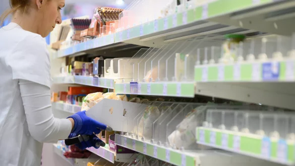 Eine Warenverr&auml;umerin r&auml;umt Produkte in das Regal eines Drogeriemarktes ein. Melek S. aus Werther h&auml;tte diesen Job gerne bei Rossmann in Werther erledigt. - &copy; picture alliance