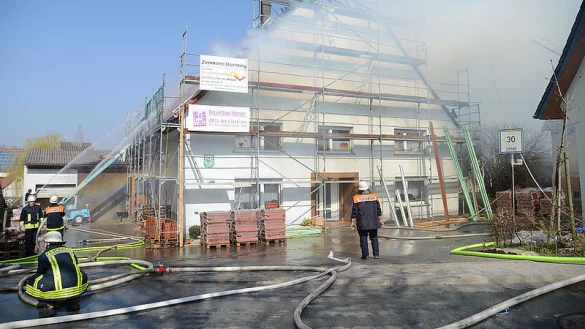 Der L&ouml;schzug Lichtenau und mehrere L&ouml;schgruppen bek&auml;mpfen die Flammen in der Scheune. - &copy; FOTO: MARC K&Ouml;PPELMANN