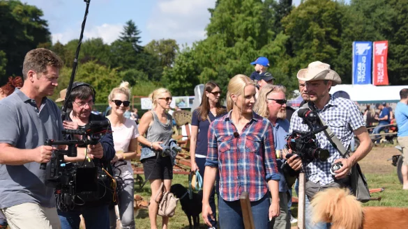 Viel Trubel: Moderatorin Judith Rakers war mit einem NDR-Filmteam bei der &bdquo;PferdeStark" in D&ouml;rentrup-Wendlinghausen. - &copy; Erhard Schroll