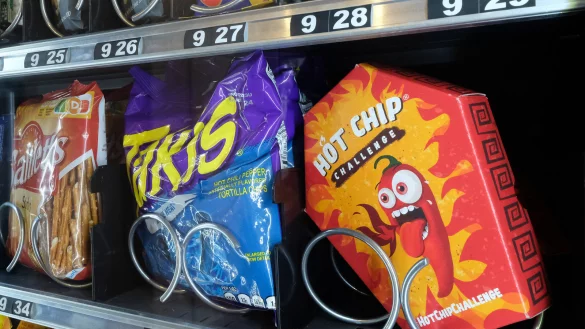 Beim Original "Hot Chip Challenge" gleicht die Verpackung einem roten Sarg. Drinnen wartet ein einzelner Mais-Tortilla, dessen Sch&auml;rfe rund 1,8 bis 2,2 Millionen Scoville-Einheiten erreicht. - &copy; Andreas Fr&uuml;cht