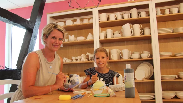 Nicole Reese zeigt mit ihrer Tochter Leni, wie es schon bald im Malcaf&eacute; zugehen wird. - &copy; Seda Hagemann