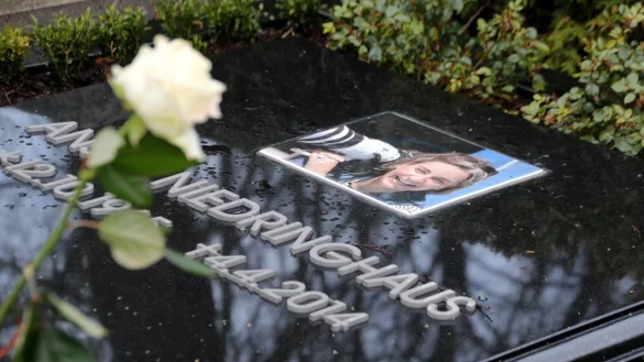 Weiße Rose: Das Grab von Anja Niedringhaus am dem Friedhof Am Wall in Höxter. - © David Schellenberg