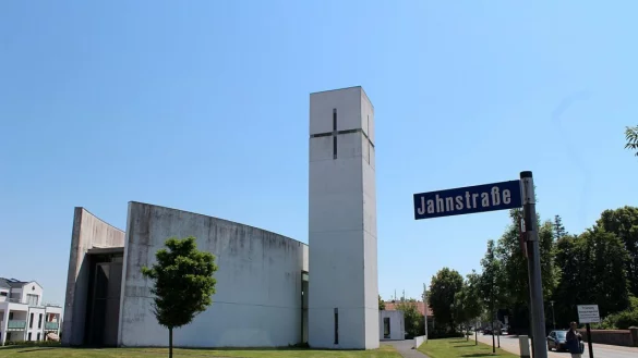 Schmutziges Schmuckst&uuml;ck: Die katholische St.-Johannes-Kirche in Leopoldsh&ouml;he muss saniert oder aufgegeben werden. - &copy; Thomas Dohna