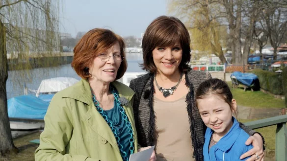 Sprachen schon im Frühjahr über die Umzugspläne: Moderatorin Birgit Schrowange (M) und Annegret Raunigk mit ihrer jüngsten Tochter (9). - © dpa