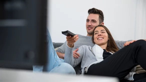 Fernseher schauen - &copy; Foto: Christin Klose/dpa-tmn