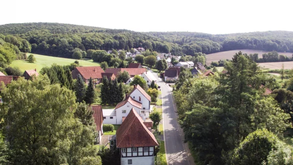 Der Verkehr in Heidelbeck und die damit einhergehende Belastung ist seit langem Thema zwischen Kreis, Gemeinde, B&uuml;rgeinitiative und dem Land. Doch eine zufriedenstellende Einigung scheint in weiter Ferne. - &copy; Archivfoto: Bernhard Preu&szlig;
