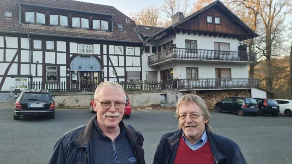 Thomas (links) und Ulrich Mittelg&ouml;ker sind froh, dass sie jemanden gefunden haben, der den Fischanger weiter betreiben will. - &copy; Marianne Schwarzer(LZ)