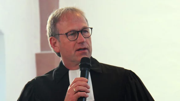 Brot für die Welt sende Hoffnungszeichen, erklärt Pfarrer Dieter Bökemeier. - © Lippische Landeskirche