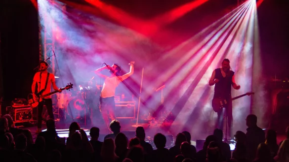 Die Pariser Band &bdquo;Je Taime" bietet beim &bdquo;OwlsnBats"-Winterfestival hausgemachten Postpunk mit Achtziger-Einfl&uuml;ssen. - &copy; Raphael Bartling