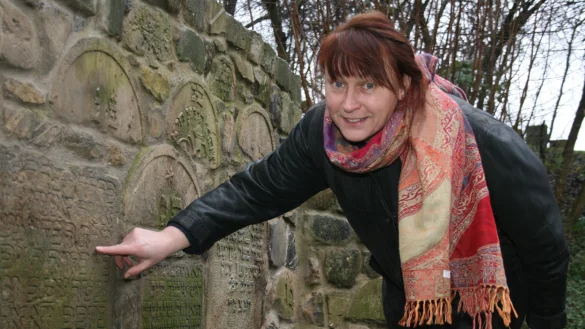 Freut sich über den Fund eines Stammbaums: Margarethe Wißmann am Grabstein von „Gelle bat Schimon“, die Mutter der Familie Paradies. - © Sandra Castrup