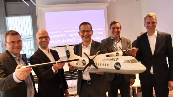 Unter der F&uuml;hrung von Christoph Plass (Unity AG, M.), beteiligen sich (v. l.) Joachim Kr&uuml;ger (Luxaviation), Maurice Eschweiler (DMG Mori), Andreas Schmidt (Sambase) und Thilo Pahl voller &Uuml;berzeugung am Luftfahrtprojekt. - &copy; Jens Reddeker