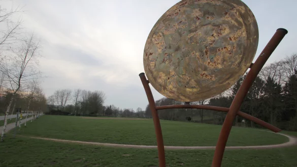 Naherholungsgebiet Barntrup Süd, Faule Wiese, mit Kunstpfad-Skulptur "Sonnentraum". Archivbild - © Jens Rademacher