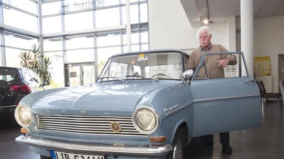 Schmuckst&uuml;ck aus Schweden: J&uuml;rgen H&uuml;ttemann mit seinem Opel Kadett A, der sich, von aggressivem Streusalz verschont, noch heute des Originalzustandes erfreut. - &copy; Ulrich Lambracht