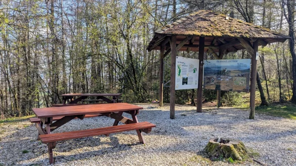 Warum Oerlinghausen den Beinamen "Bergstadt" trägt, beweist die Stadt gleich wenn man sich ihr nähert. Den Tönsberg heraus geht es relativ steil, dafür wird man oben auf dem Kammweg mit einem fantastischen Panoramablick belohnt. - © Yvonne Glandien
