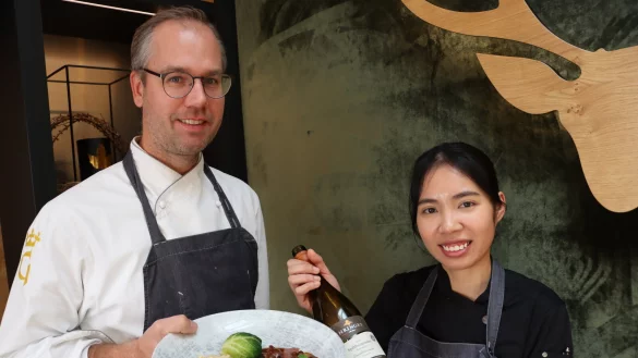 Ingo Seidensticker leitet das Hotel und Restaurant "Germanenhof" im Kreis H&ouml;xter. Zusammen mit K&ouml;chin Huong Giang Nguyen pr&auml;sentiert er Wildgeschnetzeltes mit Sp&auml;tzle und Wirsingpralinen. - &copy; Alexander Gra&szlig;hoff