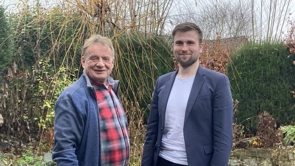 Heinrich Georg Schneider (links) und Matts Uffe Schubert erarbeiten die neue Chronik der Gemeinde. - © Cordula Gröne