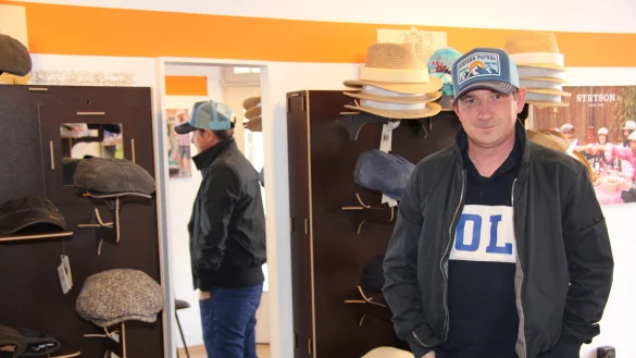 Gesch&auml;ftsf&uuml;hrer Sven Kuhlmann tr&auml;gt seine Lieblingskopfbedeckung, ein Cap, das in den 50-er und 60-er Jahre zun&auml;chst die Trucker in Amerika trugen, bis sich der Trend rund um die Welt fortsetzte. - &copy; Cordula Gr&ouml;ne(LZ)