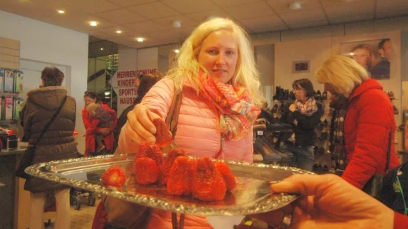 Gaumenfreude: In dem Gesch&auml;ft "ABC Schuhe" hatten s&uuml;&szlig;e und gro&szlig;e Erdbeeren auf einem Silbertablett gro&szlig;e Anziehungskraft. Auch BesucherinSabrina Reusken fand die Erdbeeren "lecker". - &copy; Meyer