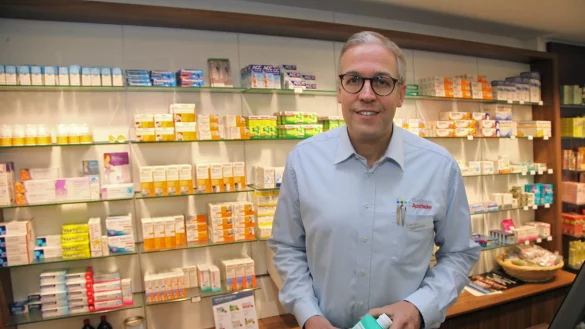 Apotheker Christian Schmidt mit einer Flasche Desinfektionsmittel. Das wird nicht im Verkaufsregal angeboten, sondern ist aus dem Vorrat f&uuml;r ihn und seine Mitarbeiter. - &copy; Bernhard Preuss