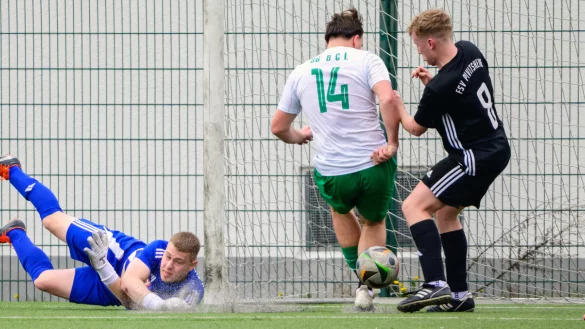 In dieser Szene bahnt sich ein weiteres Tor für die SG Belle-Cappel-Leopoldstal an. Der Pivitsheider Torhüter Justin Bormann kann gegen Moritz Hartmann (Nummer 14) nicht mehr eingreifen. - © Egon Penner