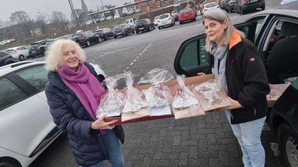 Katharina Rybant (links) überraschte die Ansprechpartnerin des Events, Susanne Bartsch. - © Hajo Gärtner