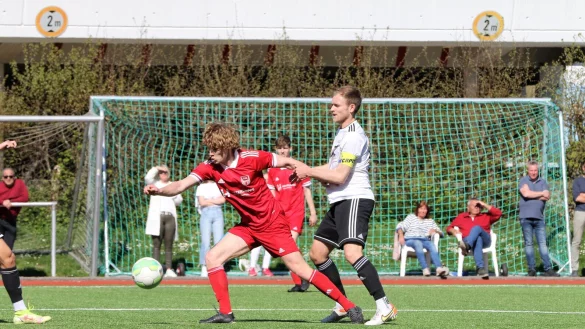Lieferten sich packende Duelle im Mittelfeld: Lipperreihes Timo Fulland (links) und Post-Kapit&auml;n Alexander Felker. - &copy; Oliver K&ouml;nig