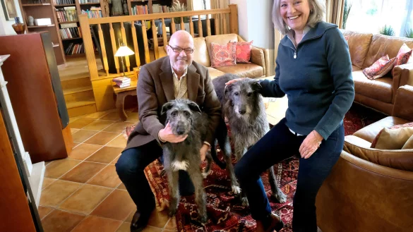 Die Unternehmer Maria F&uuml;chtenkort-Frimmersdorf und Axel F&uuml;chtenkort aus dem Kreis G&uuml;tersloh mit ihren beiden "Deerhounds" Martha (l.) und M&auml;nneken. - &copy; Andreas Fr&uuml;cht