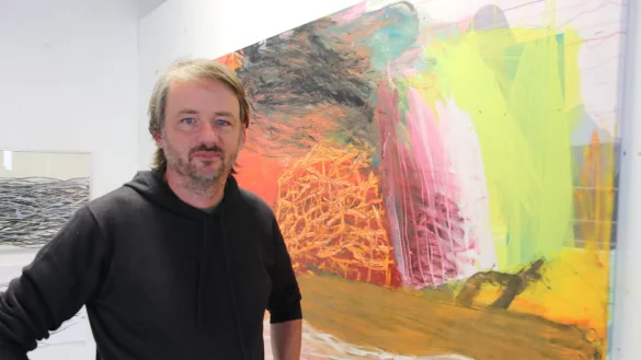 Liebt die Malerei: Axel Pl&ouml;ger in seinem Atelier. - &copy; Alexander Thron