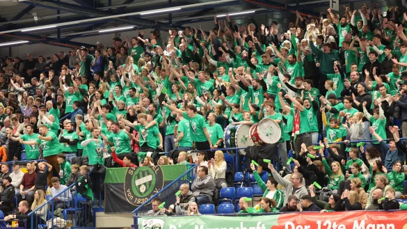 Die Fans der SG Belle-Cappel-Leopoldstal peitschen ihre Lieblinge nach vorne. - © Paul Cohen