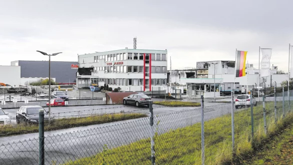 Ru&szlig; geschw&auml;rzte Geb&auml;ude: Das Gel&auml;nde des vor zehn Monaten ausgebrannten Schlachthofes dient derzeit nur einigen kleineren Viehz&uuml;chtern als Sammelstelle f&uuml;r den Weitertransport. - &copy; Marc K&ouml;ppelmann