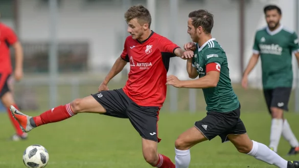 Auf Distanz gehalten: Tobias Schaad (links) vom FC Augustdorf schirmt den Ball gegen den Bielefelder Kapit&auml;n G&ouml;khan Gebedek ab. - &copy; Egon Penner