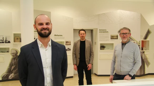 Andreas Schiller, Edwin Warkentin und Willi L&ouml;wen (von links) berichten &uuml;ber die Ukraine und die Menschen vor Ort und in Lippe. Hier stehen sie in der Ausstellung des Museums f&uuml;r Russlanddeutsche Kulturgeschichte. - &copy; Jana Beckmann