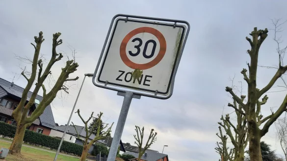 Eine Querungshilfe und ein Schild am Anfang der Reinickendorfer Stra&szlig;e. Anwohner fordern mehr Ma&szlig;nahmen zur Verkehrsberuhigung im Wohngebiet &bdquo;Hamburger Berg". - &copy; Michaela Wei&szlig;e