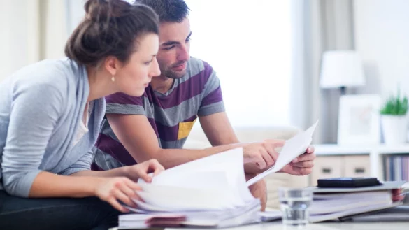 Ein paar begutachtet Dokumente - &copy; Foto: Christin Klose/dpa-tmn