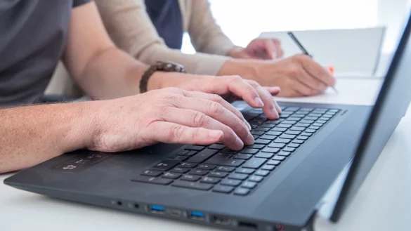 Online eine Versicherung abschlie&szlig;en - &copy; Foto: Christin Klose