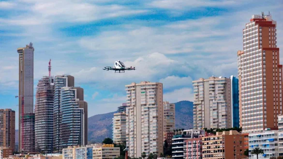 Das Lufttaxi vor der Skyline von Benidorm. - &copy; Telef&oacute;nica