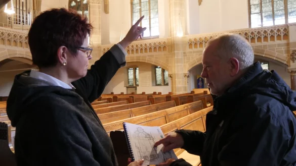 Architektin Dr. Manuela Kramp und Kirchenvorstandsvorsitzender Lothar Teckemeyer schauen sich die Pl&auml;ne f&uuml;r die Innenraum-Sanierung der Christuskirche an. - &copy; Jost Wolf