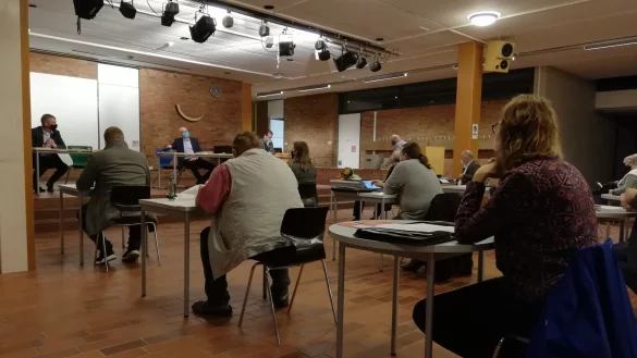 Ratsarbeit in Zeiten von Corona: Einzeltische, Maskenpflicht am Platz und viel Abstand. Der Extertaler Rat tagte bei seiner ersten Zusammenkunft in der Sekundarschule Nordlippe. - &copy; Carolin Brokmann-F&ouml;rster