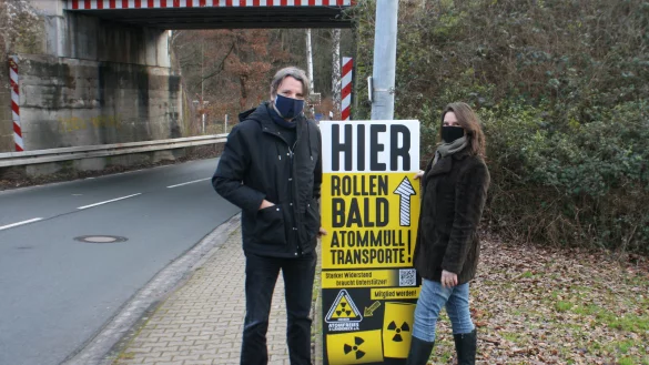 Vorstandsmitglieder Heinrich Wenisch und Edith G&ouml;tz zeigen die Plakate, die die mutma&szlig;lichen Transportrouten kennzeichnen sollen, auf denen zuk&uuml;nftig die Atomm&uuml;lltransporter durch das Dreil&auml;ndereck und die umliegenden Kreise fahren. - &copy; Atomfreies-Dreil&auml;ndereck