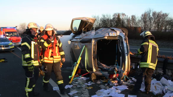 Retter der Feuerwehr haben soeben den 58-J&auml;hrigen aus dem &uuml;berschlagenen Kombi befreit. - &copy; Jens Reichenbach