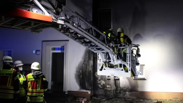 Das Feuer war vom brennenden M&uuml;lleimer aus die ged&auml;mmte Wand hochgezogen. - &copy; Freiwillige Feuerwehr Bad Salzuflen