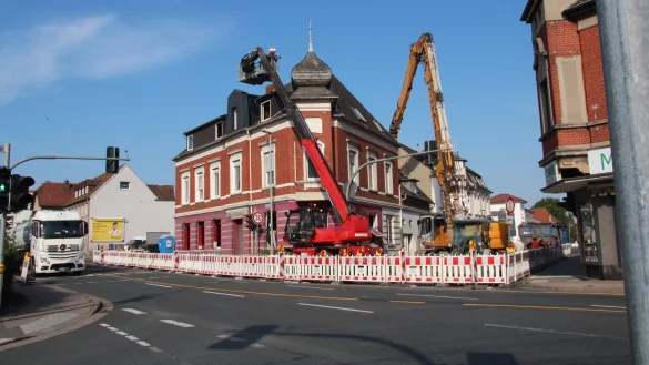 An der Kreuzung Bundesstra&szlig;e 66/Pottenhauser Stra&szlig;e wird in den kommenden Tagen das fr&uuml;here Bordell abgerissen. Dazu muss die Pottenhauser Stra&szlig;e vermutlich bis 9. Oktober gesperrt werden.&nbsp; - &copy; Cordula Gr&ouml;ne(LZ)
