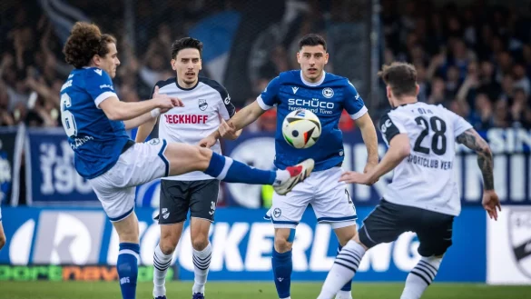 Die Arminen Mael Corboz (l.) und Stefano Russo hatten mit den Verlern um Timur Gayret (2. v. l.) und Yari Otto ihre liebe M&uuml;h und Not. - &copy; Sarah Jonek